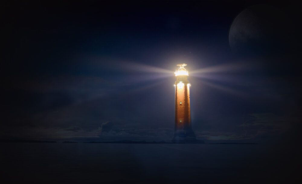 暗い海に差し込む灯台の光